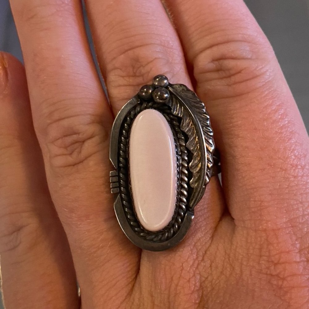VINTAGE Mother of Pearl Women's Ring - Size 6.75